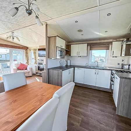 Beautiful Caravan With Decking Wifi At St Osyth Beach Holiday Park Ref 28077Dw Clacton-on-Sea Bagian luar foto