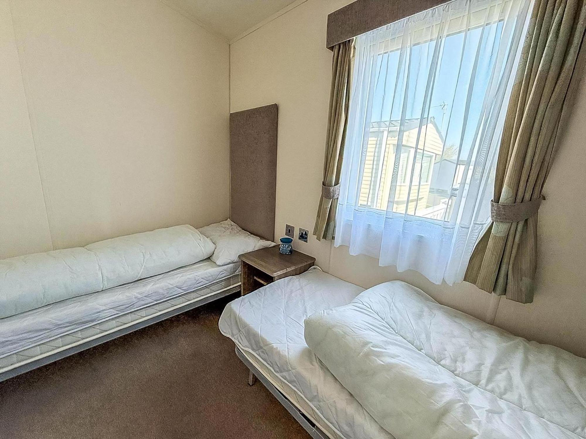 Beautiful Caravan With Decking Wifi At St Osyth Beach Holiday Park Ref 28077Dw Clacton-on-Sea Bagian luar foto