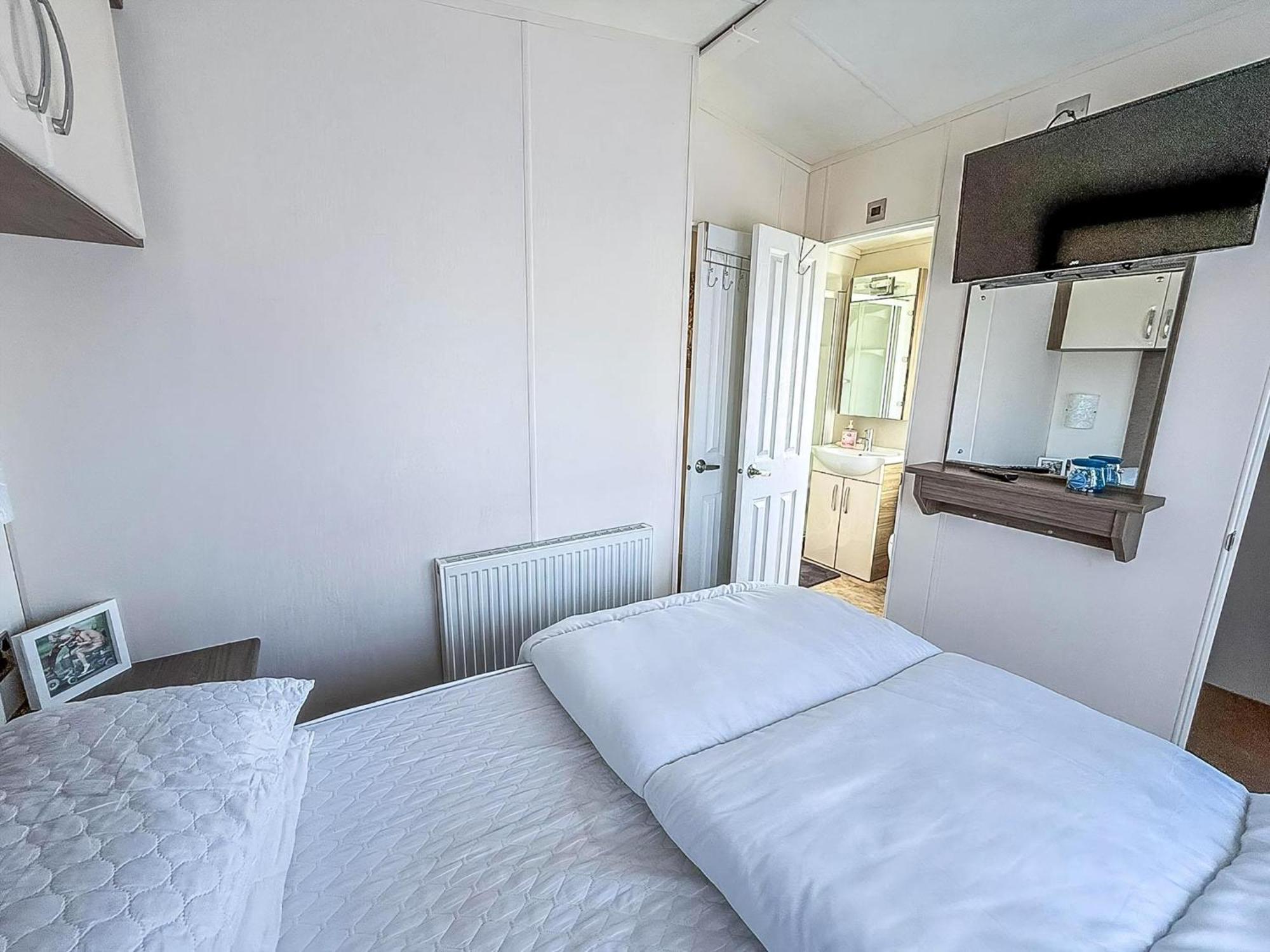 Beautiful Caravan With Decking Wifi At St Osyth Beach Holiday Park Ref 28077Dw Clacton-on-Sea Bagian luar foto