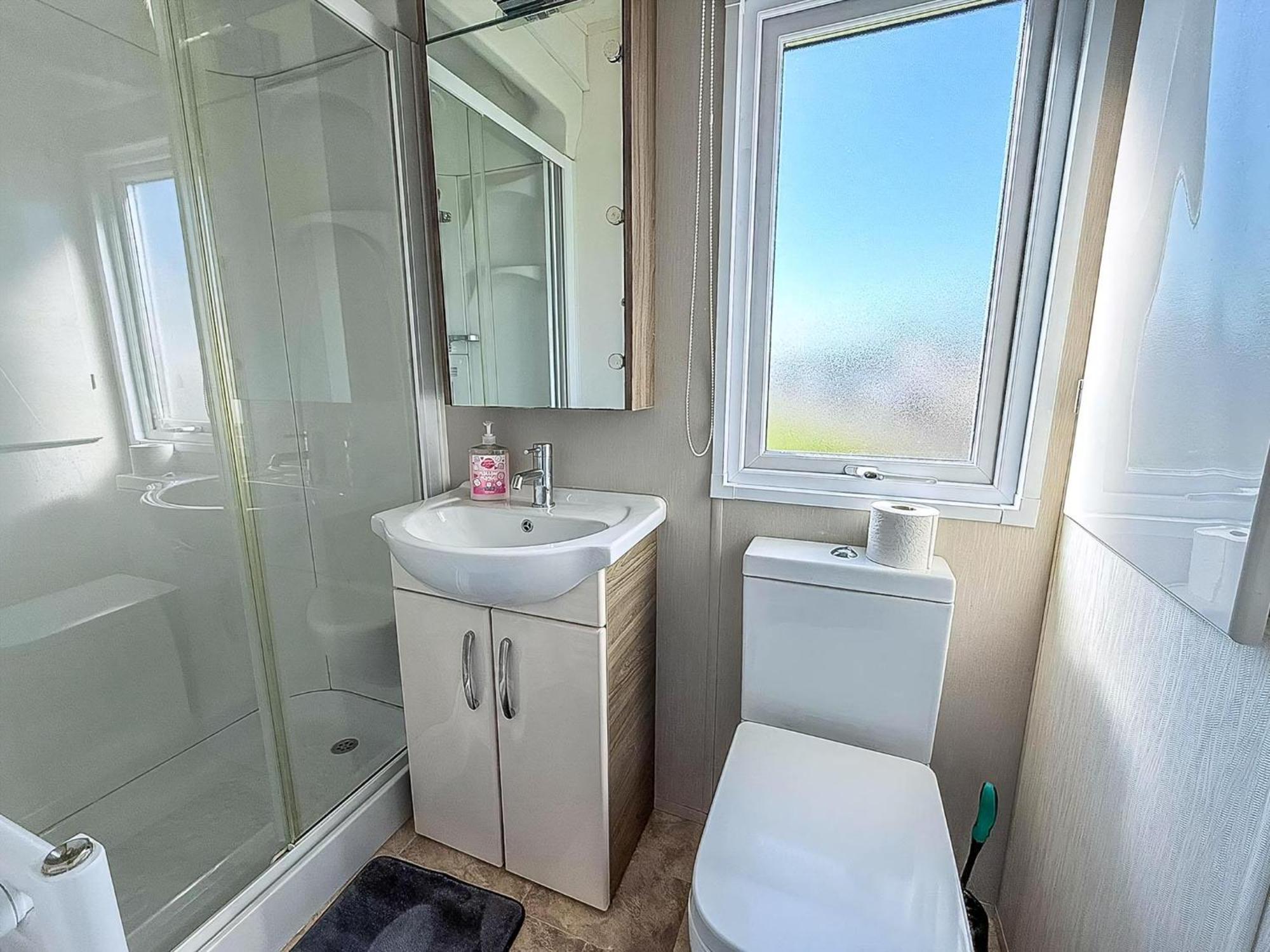 Beautiful Caravan With Decking Wifi At St Osyth Beach Holiday Park Ref 28077Dw Clacton-on-Sea Bagian luar foto