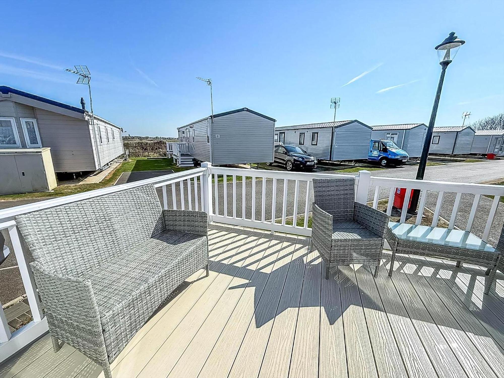 Beautiful Caravan With Decking Wifi At St Osyth Beach Holiday Park Ref 28077Dw Clacton-on-Sea Bagian luar foto