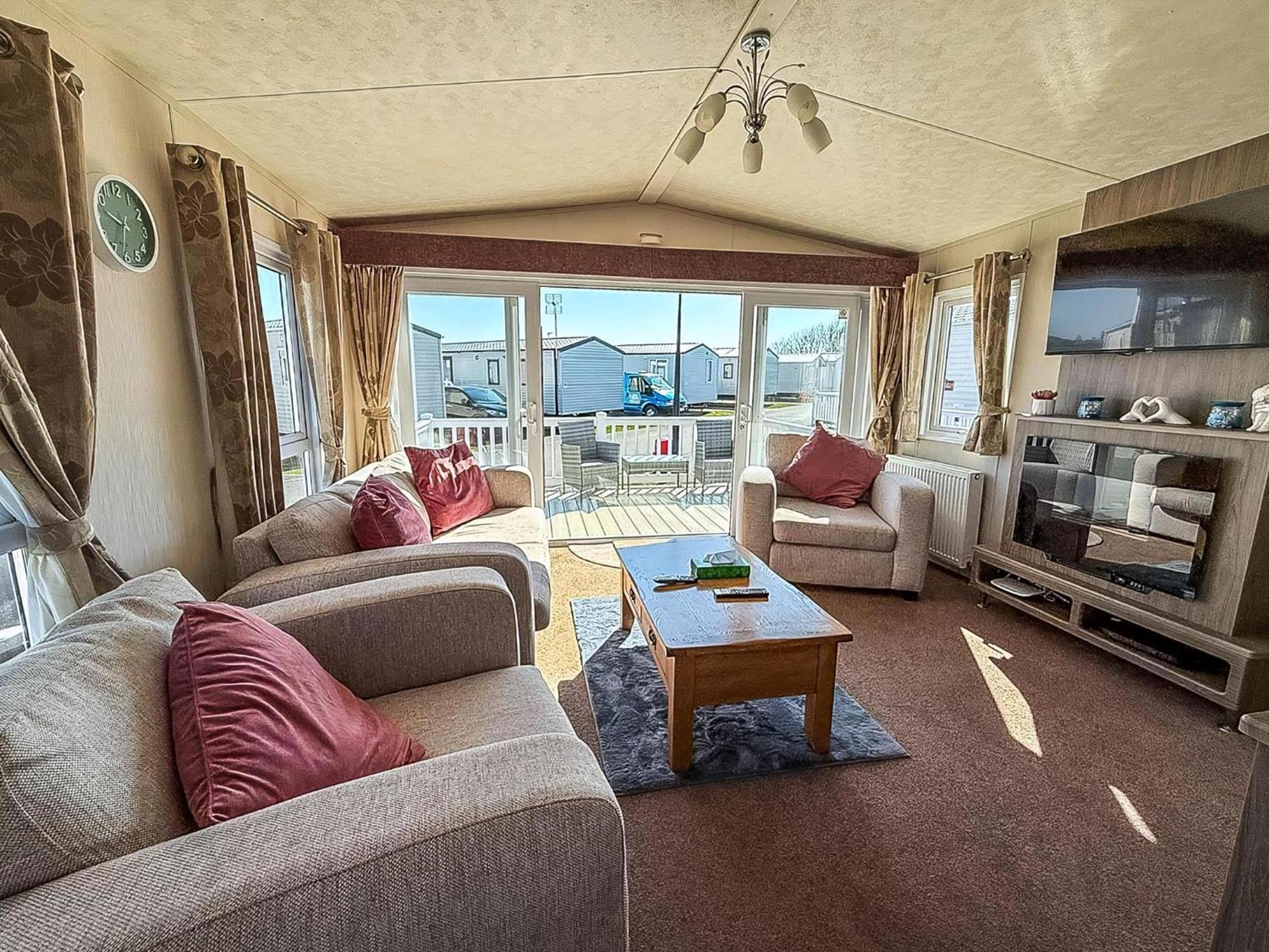 Beautiful Caravan With Decking Wifi At St Osyth Beach Holiday Park Ref 28077Dw Clacton-on-Sea Bagian luar foto